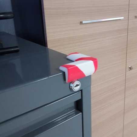 White/red polyurethane corner piece 70x70x30mm