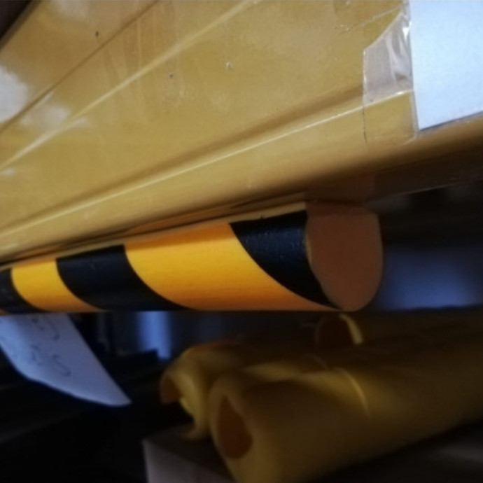 Protettore piatto curvo giallo nero da 1 metro tipo "C+"