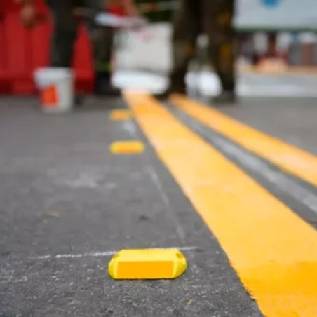 Refletor de plástico branco ou amarelo. Refletores em diferentes cores com nível de refletância 2.