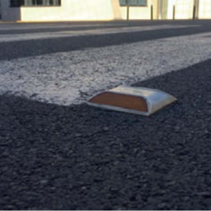 White plastic beacon with a sandy base. Reflectors in different colors with a reflectance level of 2.