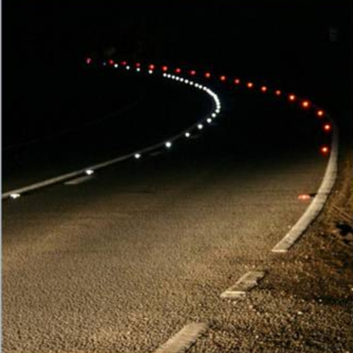 White plastic beacon with a sandy base. Reflectors in different colors with a reflectance level of 2.