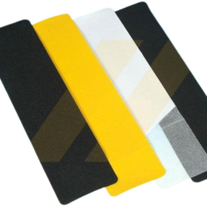 Piastrella con nastro adesivo antiscivolo. Disponibile in diversi colori e misure.