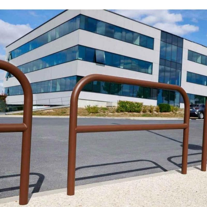 Balustrade renforcée en acier galvanisé, disponible en différentes mesures, finitions et fixations.
