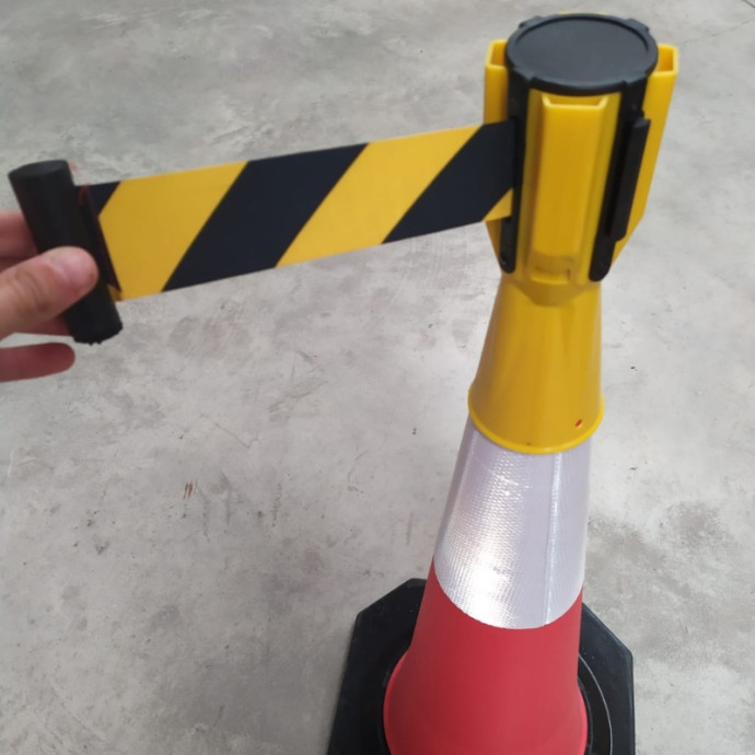 Cone de sinalização com fita extensível preta e amarela de 3 metros para cone de 1 metro.