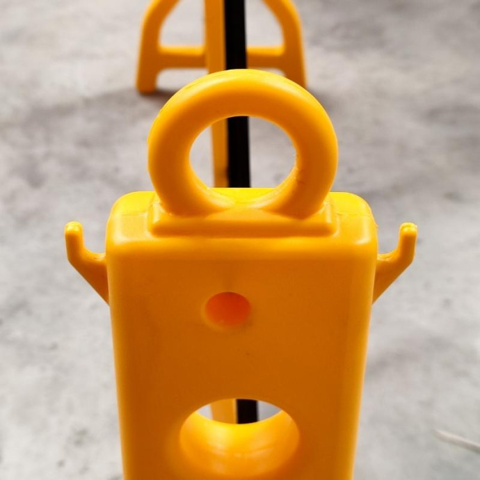Barriera estensibile in plastica gialla e nera.