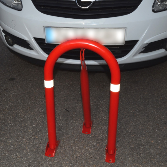 Barrière de parking, rouge avec des réflecteurs blancs