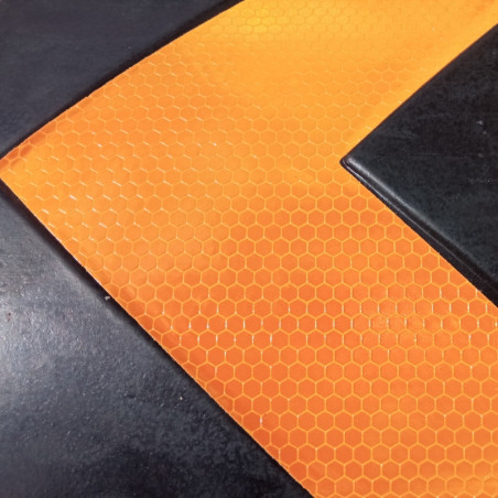 Rubber garage wall protector with reflective arrows, 800x215x10mm.