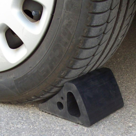 Calzo per ruote auto. Cuneo di 155 x 120 x altezza 93 mm.
