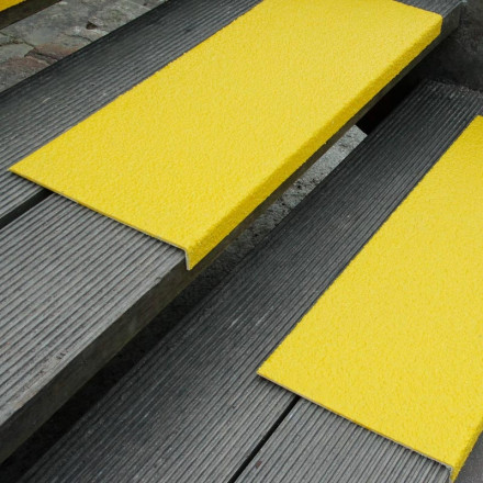Step protector for HEAVY TRAFFIC made of fiberglass. 800 x 230 x 30 mm. Color: Yellow