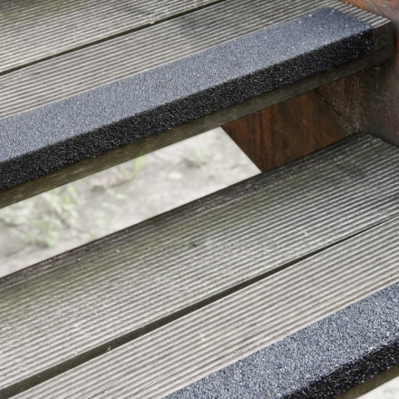 Non-slip profile for stairs with MEDIUM traffic. Color: Black. 1000 x 70 x 30 mm