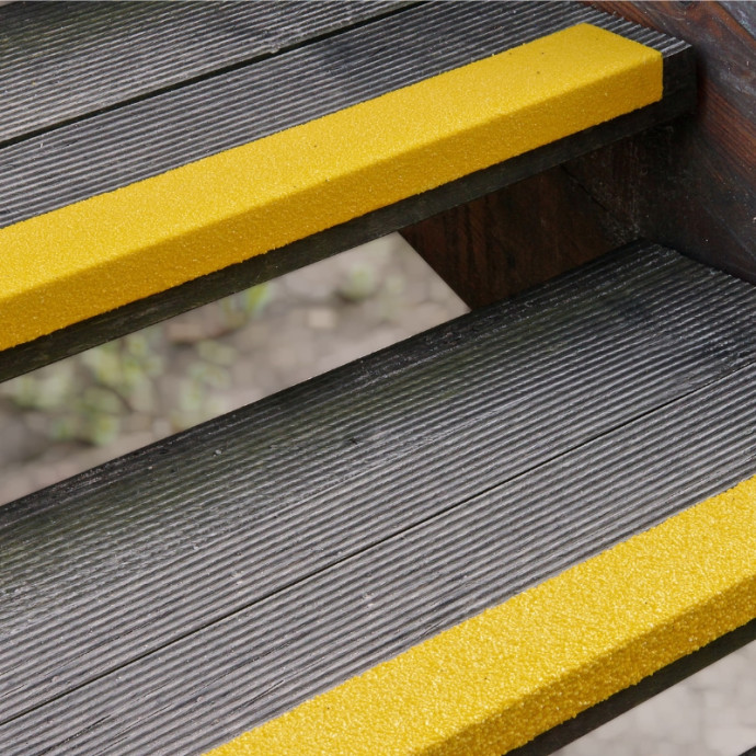 Profil antidérapant pour escalier à trafic MOYEN. Couleur : Jaune. 800 x 70 x 30 mm