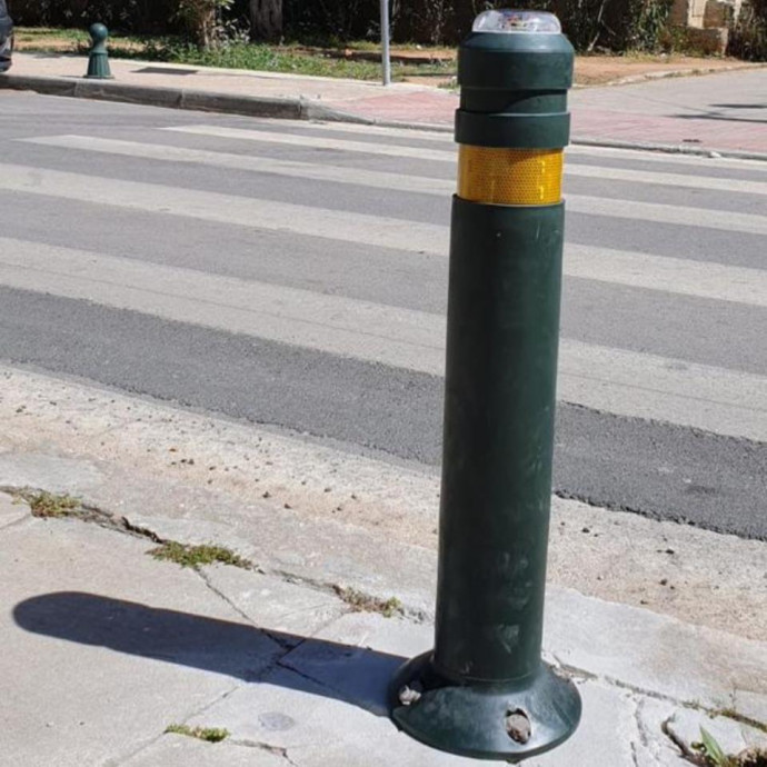 Bolardo flexible 90º con cabezal con luz LED solar. Diferentes medidas y colores