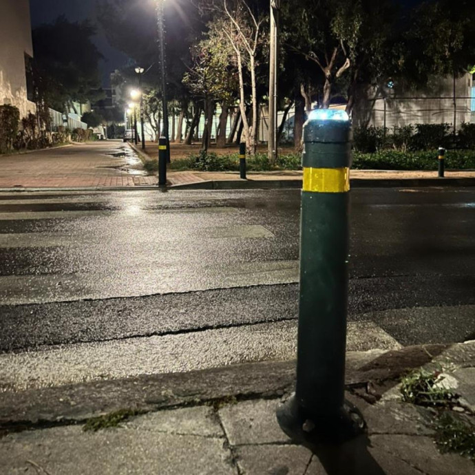 Bolardo flexible 90º con cabezal con luz LED solar. Diferentes medidas y colores