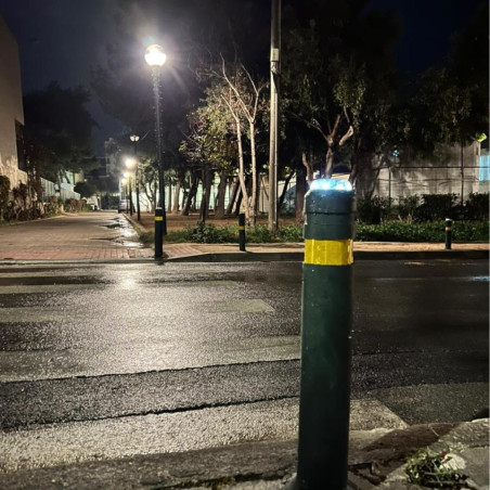 Flexible fixed 90º bollard with flat head and solar LED light. Available in different colors.