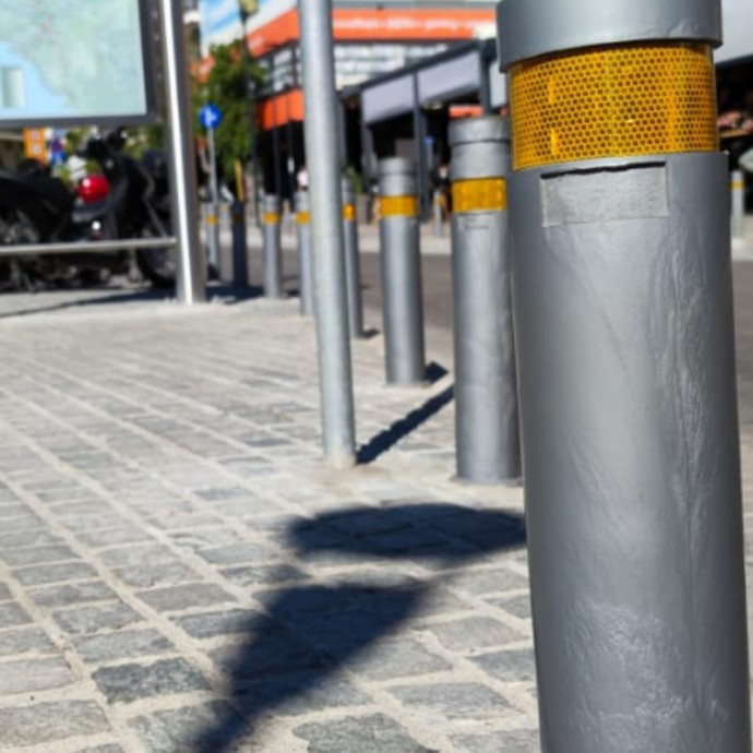 Flexible fixed 90º bollard with flat head 800xØ110. Different colors.