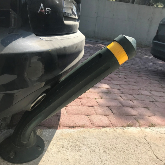 Flexible bollard with a 90º pointed head. Available in different sizes and colors.