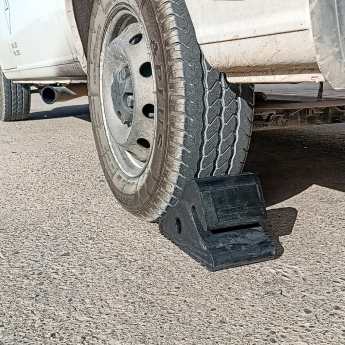 Calza per ruote fuoristrada, furgoni o roulotte 270x140x altezza 154 mm.