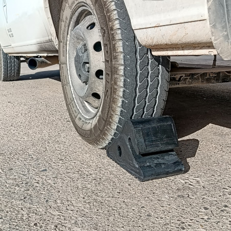 Calza per ruote fuoristrada, furgoni o roulotte 270x140x altezza 154 mm.