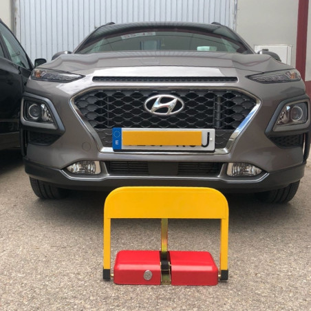 La barrière garde l'emplacement de parking automatique avec une télécommande.