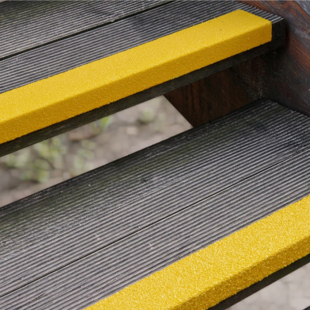 Perfil antiderrapante para escadas com tráfego INTENSO. Cor: Amarelo. 600 x 70 x 30 mm.