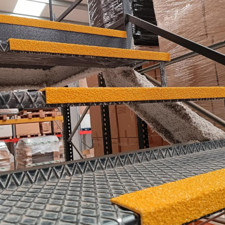 Perfil antideslizante para escalera con tráfico INTENSO. Color: Amarillo. 600 x 70 x 30 mm