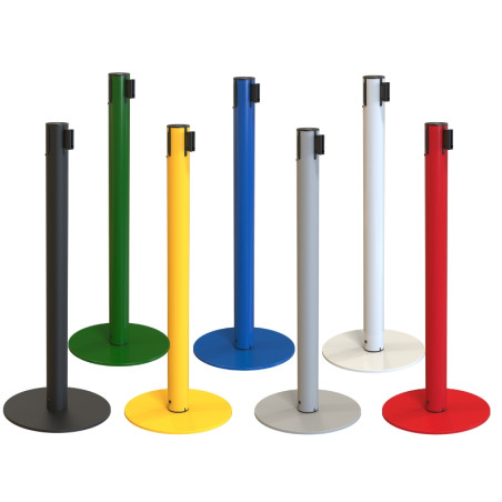 Poste e base metálicos com fita de 3 metros disponíveis em diferentes cores.