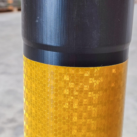 Poteau pliable en PVC noir avec bandes réfléchissantes. Hauteur de 780 mm.