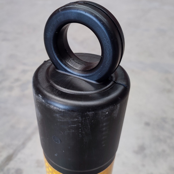 Poteau pliable en PVC noir avec bandes réfléchissantes. Hauteur de 780 mm.