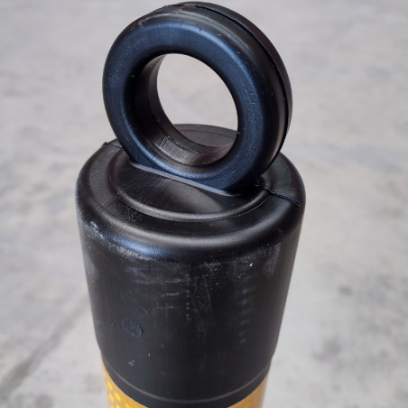 Poteau pliable en PVC noir avec bandes réfléchissantes. Hauteur de 780 mm.