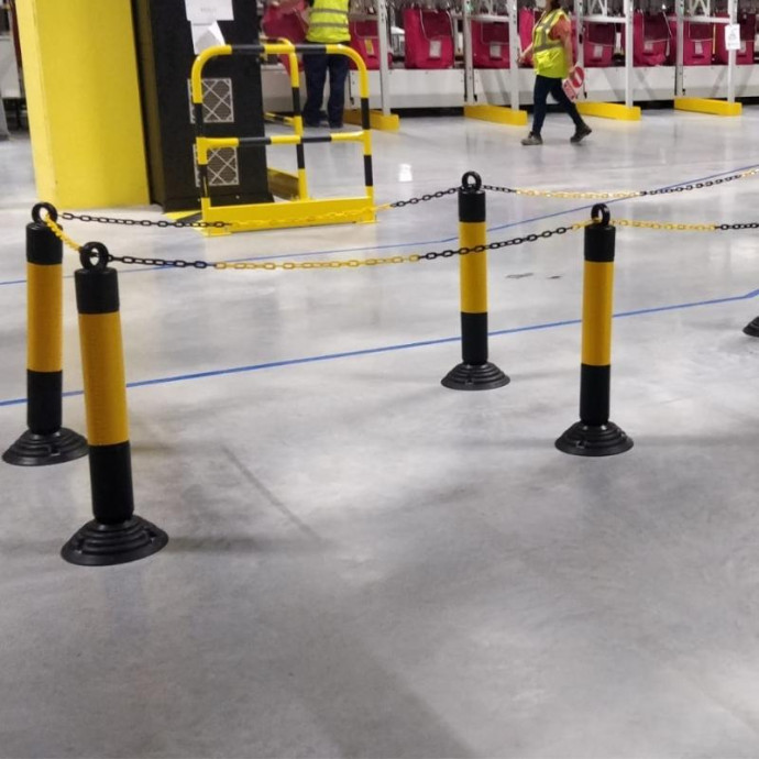 Poteau pliable en PVC noir avec bandes réfléchissantes. Hauteur de 780 mm.