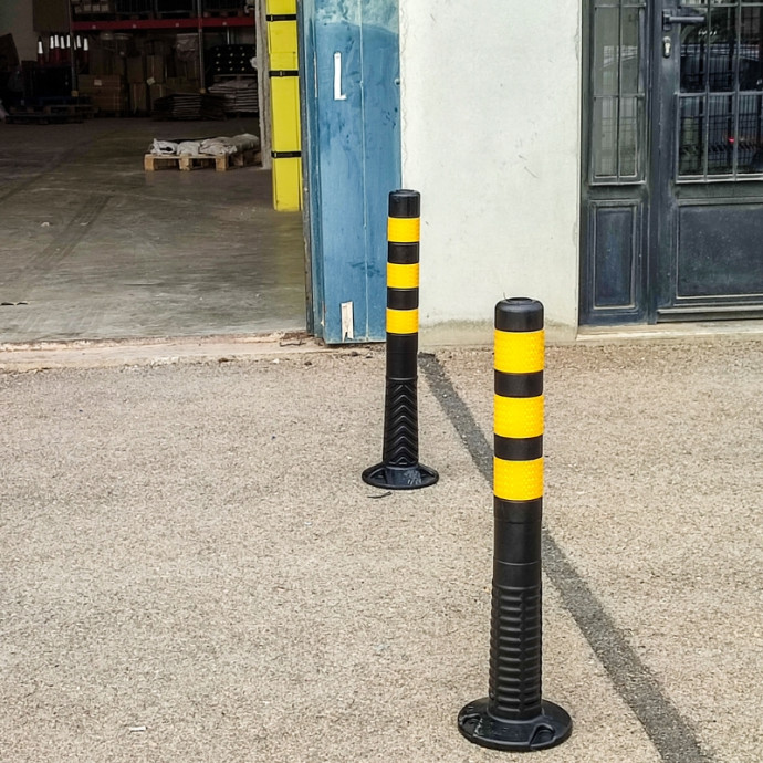 Black flexible post for screwing, 750xØ80mm.