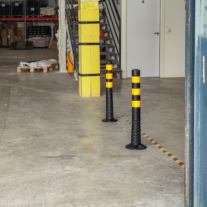 Black flexible post for screwing, 750xØ80mm.