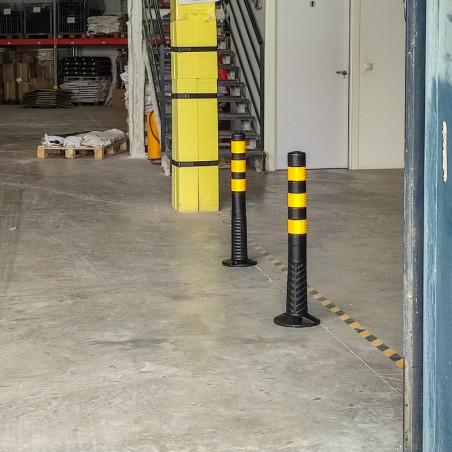 Black flexible post for screwing, 750xØ80mm.