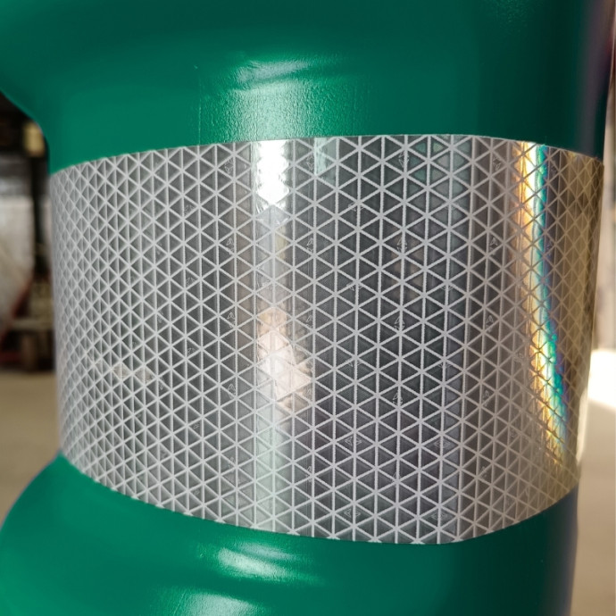Hito H-75 en polyéthylène flexible vert avec base.