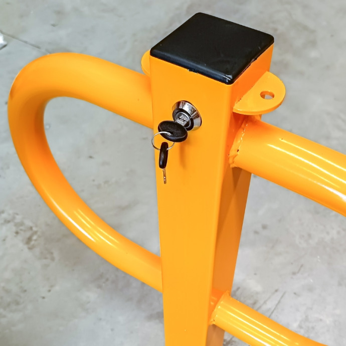 Removable barrier with key lock. 870x630x170 mm