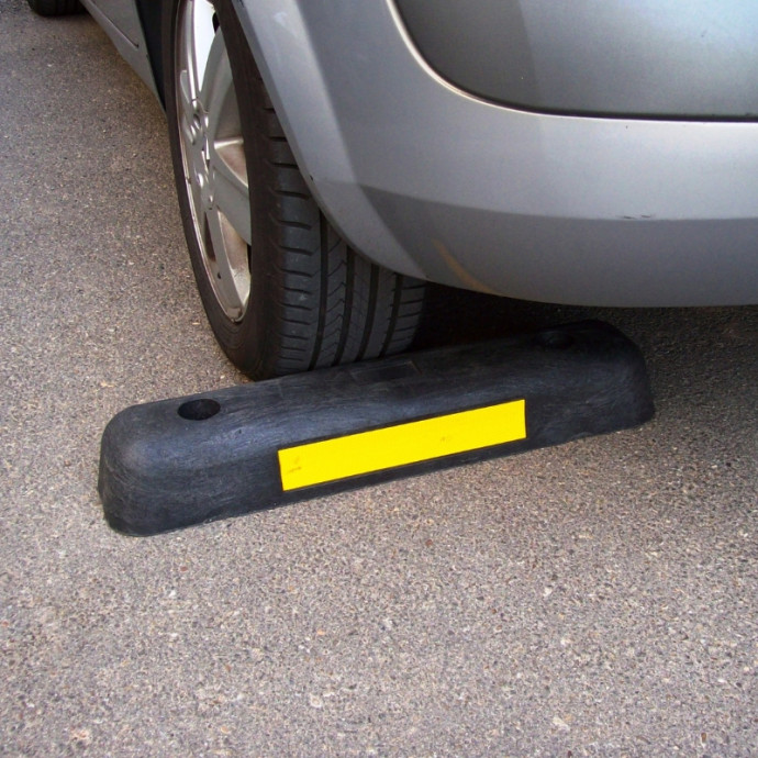 Fermo ruota per garage, larghezza 700 mm, colore nero monocolore.