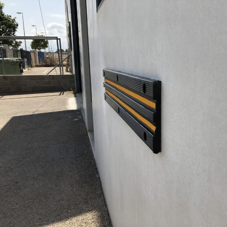 Protecteur de mur de garage en caoutchouc avec des éléments réfléchissants, 1000x200x25mm.