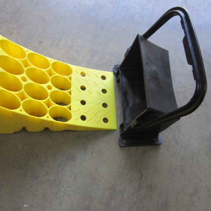 Support en plastique pour grande cale de roue jaune de camion.