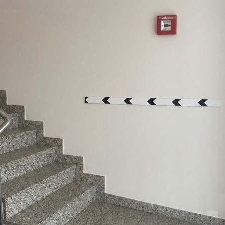 Profilé de guidage blanc avec flèches noires. Amovible.