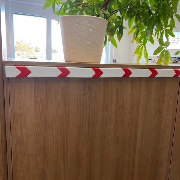 Profil de guidage blanc avec flèches rouges