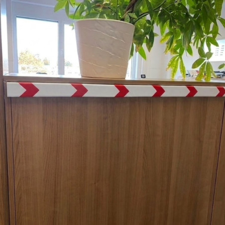 Profil de guidage blanc avec flèches rouges