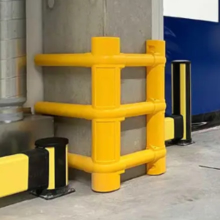 Universal polyethylene protector for a column with 3 sides, measuring 70+70+70 cm.