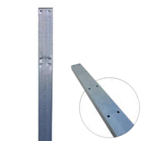 Poteaux pour panneaux de signalisation avec différentes mesures et fixations.