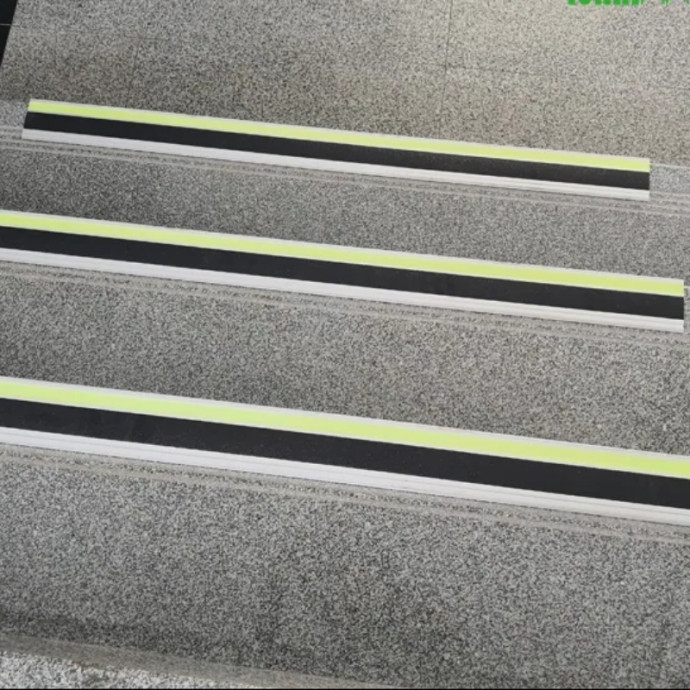 Profilo scala in alluminio color argento 1000x66x30mm antiscivolo nero fotoluminescente