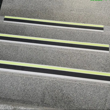 Profilo scala in alluminio color argento 1000x66x30mm antiscivolo nero fotoluminescente