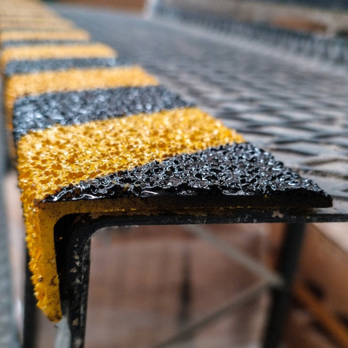 Non-slip profile for stairs with MEDIUM traffic. Color: Yellow/Black. 1000 x 70 x 30mm