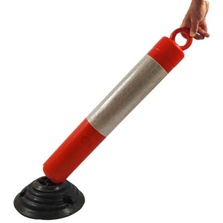 Poteau rabattable en PVC rouge avec bandes réfléchissantes. Hauteur de 920 mm.