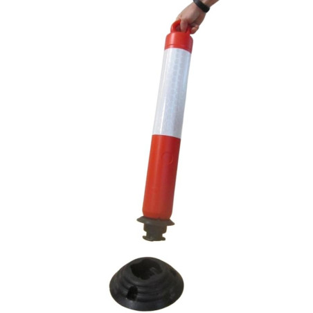 Poteau rabattable en PVC rouge avec bandes réfléchissantes. Hauteur de 920 mm.