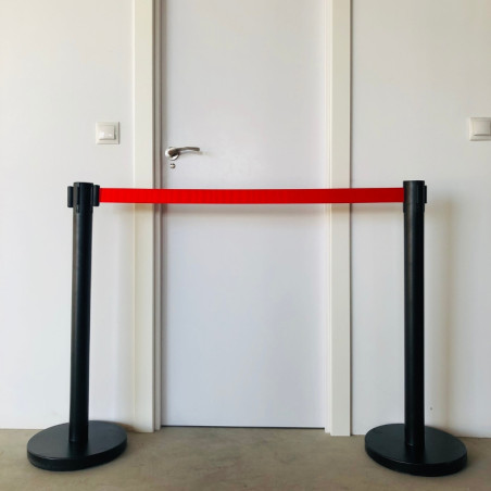 Poste preto com 2 m de fita vermelha, 895x Ø350mm.