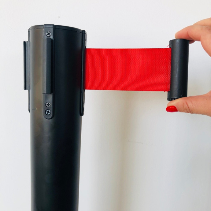 Poste preto com 2 m de fita vermelha, 895x Ø350mm.